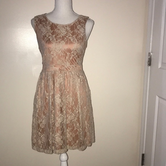 Beautiful blush dress with lace over top - Picture 1 of 2